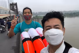 Phao cứu sinh vừa lắp trên cầu bắc qua sông Hồng đã bị lấy trộm