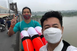 Phao cứu sinh vừa lắp trên cầu bắc qua sông Hồng đã bị lấy trộm