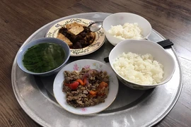 Mâm cơm nhà chưa tới 100.000 đồng của cặp vợ chồng trẻ