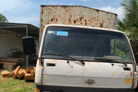 Bị phát hiện chở gỗ lậu, nhiều lâm tặc “bỏ của chạy lấy người”