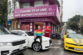 Bí ẩn sau chuyện Huấn Hoa Hồng giàu khủng nhờ “kinh doanh online”?