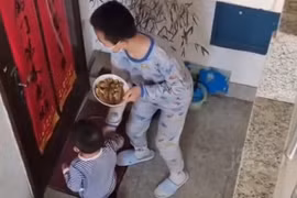 Anh em “đốn tim” dân mạng khi cho cụ ông hàng xóm đồ ăn