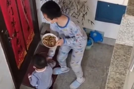 Anh em “đốn tim” dân mạng khi cho cụ ông hàng xóm đồ ăn