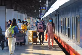 Từ 9/7: Hàng không, đường sắt hạn chế đến TP HCM 