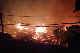 Cháy lớn nhiều nhà xưởng ở TPHCM trong đêm, biển lửa đỏ rực một góc trời