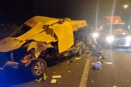 Xe khách nát vụn sau cú tông đuôi container, tài xế tử vong