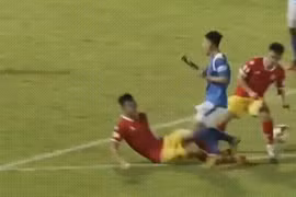 Video: Pha va chạm kinh hoàng khiến cầu thủ Than Quảng Ninh gãy chân trên sân