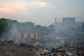 Dân khốn khổ vì "núi rác" cao bằng mái nhà, bốc mùi hôi thối