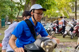 Chở thí sinh về nhà lấy thẻ dự thi, hoá ra mẹ để trong balo