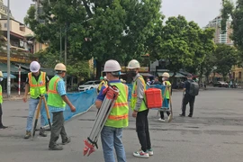 Rào đường Trần Hưng Đạo thi công ga metro: Di chuyển qua đây thế nào?