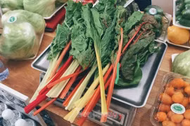 Người Hà Nội ''phát sốt'' với những loại rau quả đẹp không nỡ ăn