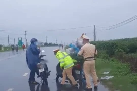 Mưa to gió lớn khiến người đi đường bị gió quật ngã