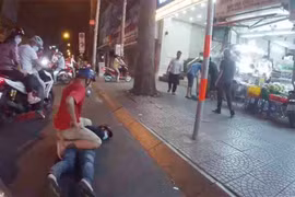 Video: Cảnh sát hình sự truy đuổi, bắt hai kẻ cướp ở trung tâm TP.HCM