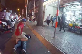 Video: Cảnh sát hình sự truy đuổi, bắt hai kẻ cướp ở trung tâm TP.HCM