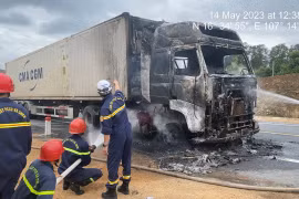 Hiện trường xe container bốc cháy ngùn ngụt trên cao tốc Cam Lộ - La Sơn 