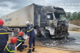 Hiện trường xe container bốc cháy ngùn ngụt trên cao tốc Cam Lộ - La Sơn 