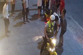 Video: Rợn người nhóm côn đồ cầm dao kiếm vây chém 1 người