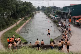 Con mương dài 10km trở thành bãi tắm cho trẻ em Hà Nội