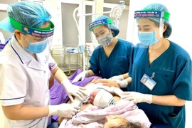 Bé gái chào đời khỏe mạnh tại khu cách ly ở Quảng Ninh