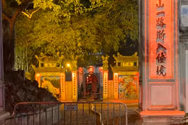 Cháy bốt thu vé vào đền Ngọc Sơn, du khách hoảng sợ 