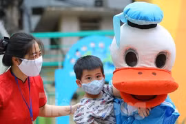 Ngày đầu trẻ mầm non Hà Nội trở lại trường: Người khóc mếu, người cười vui