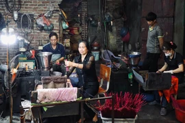 Cận cảnh quy trình làm loại hương đen độc đáo của làng Choá