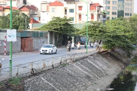 Lan can bảo vệ nhiều con sông tại Hà Nội xuống cấp nghiêm trọng