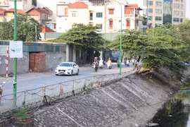 Lan can bảo vệ nhiều con sông tại Hà Nội xuống cấp nghiêm trọng