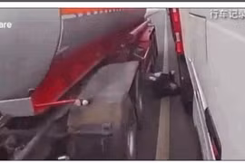 Video: Kinh hoàng cảnh tài xế ô tô suýt mất mạng dưới bánh xe bồn