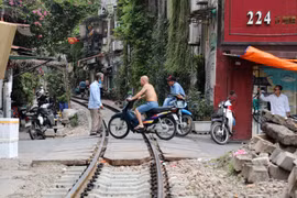 Cận cảnh những lối đi tự mở nguy hiểm trên đường sắt