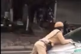 Tạm giữ hình sự lái xe taxi hất tung CSGT lên nắp capô