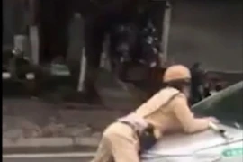 Tạm giữ hình sự lái xe taxi hất tung CSGT lên nắp capô