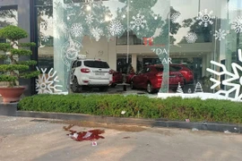 Đang đứng trên vỉa hè thì bị ô tô lao lên đâm chết