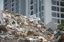 Hà Nội: Núi rác thải khổng lồ “tra tấn” cuộc sống người dân 