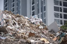 Hà Nội: Núi rác thải khổng lồ “tra tấn” cuộc sống người dân 