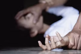 Khi con gái vợ thành "mồi nhậu" của những gã cha dượng vô nhân tính 