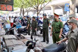 Phường Hạ Đình ra quân lập lại trật tự đô thị sau phản ánh