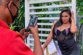 Shipper yêu cầu phải mặc áo ngực mới giao hàng?