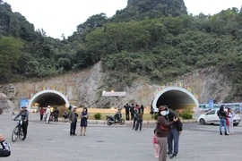Người dân Quảng Ninh đổ xô "check in" hầm xuyên núi bao biển