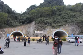Người dân Quảng Ninh đổ xô "check in" hầm xuyên núi bao biển