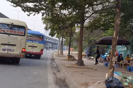 Thấy CSGT, hàng loạt xe khách bỏ chạy túi bụi trên phố Hà Nội