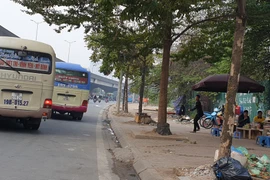 Thấy CSGT, hàng loạt xe khách bỏ chạy túi bụi trên phố Hà Nội