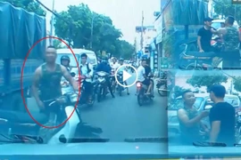 Video: Cả tuyến phố tắc vì người đàn ông say rượu dắt xe dựng giữa đường