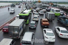 Cầu Vĩnh Tuy ùn tắc nghiêm trọng, vì sao?