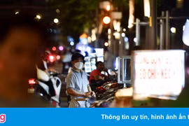 Công viên bến Bạch Đằng bị bủa vây bởi hàng rong, bãi giữ xe tự phát