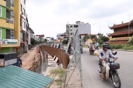 Hà Nội: Đã vào mùa mưa lũ, đê hữu Hồng vẫn chậm tiến độ