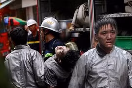 Cảm động hình ảnh chiến sĩ Cảnh sát PCCC cứu người trong biển lửa