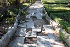 Vườn hoa Nguyễn Trãi xuống cấp đã lâu mà mãi chưa được khắc phục