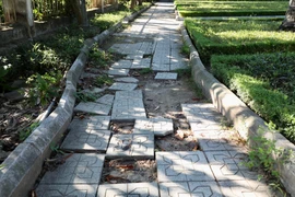 Vườn hoa Nguyễn Trãi xuống cấp đã lâu mà mãi chưa được khắc phục