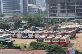 Bãi xe "khủng" đối diện công viên Cầu Giấy: Có phép hay không?